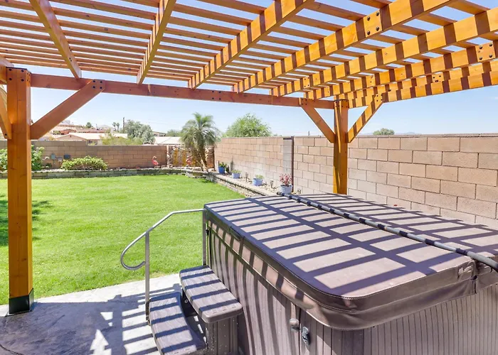 Сasa de vacaciones Lovely Bullhead Retreat W/ Pool And Hot Tub